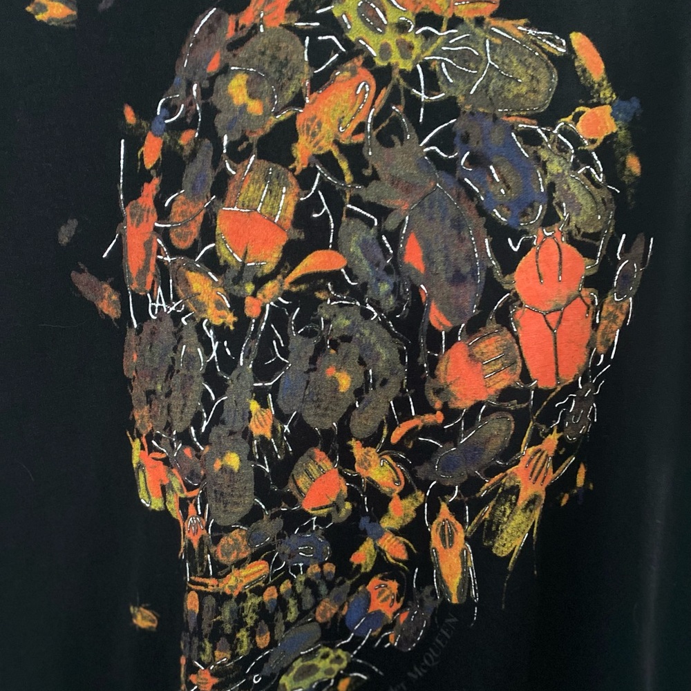 ::AUTHENTIC:: Alexander McQueen Beetle Skull T-Shirt With Metalic Silver Detail.
